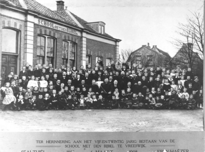 1002407 Groepsportret van leerlingen en leraren van de School met den Bijbel (Molenstraat) te Vreeswijk.